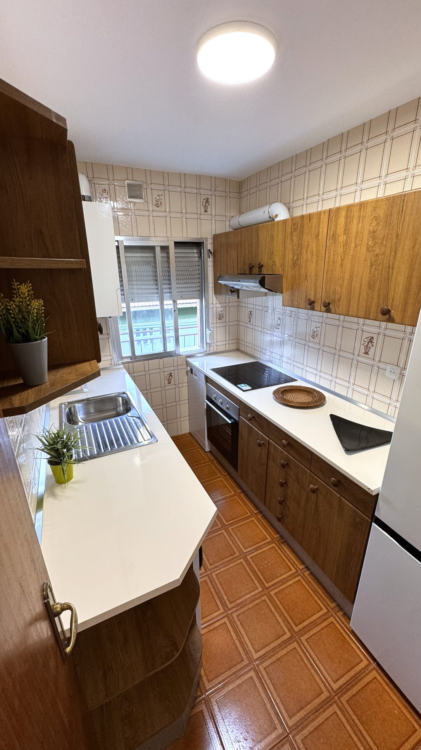 Cocina remodelada con electrodomésticos y superficie de encimera nuevos