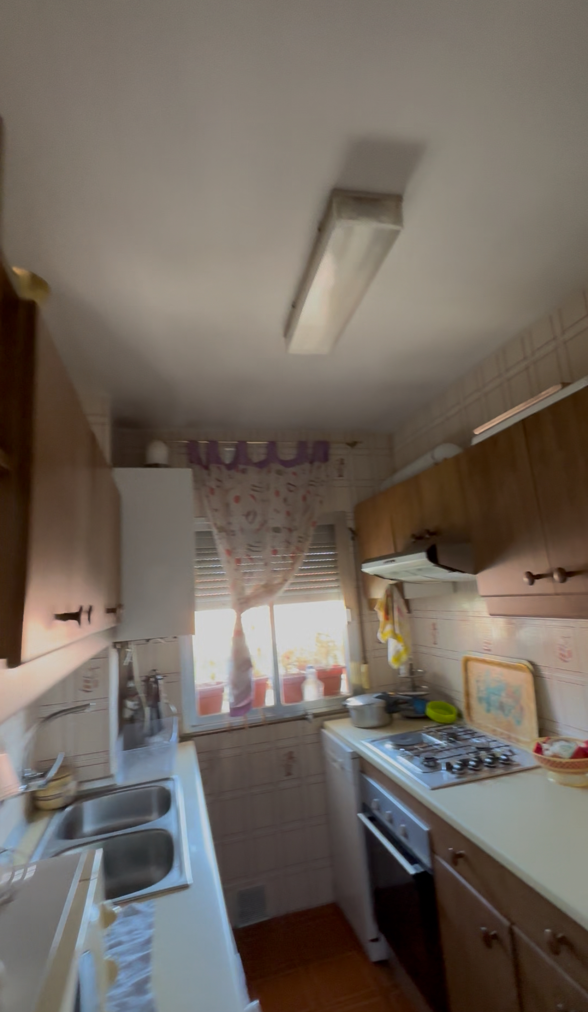 Cocina sin demodelar con electrodomésticos desactualizados