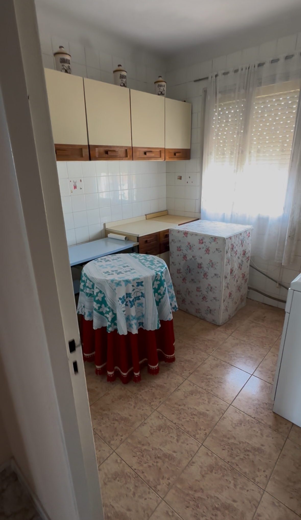 Cocina sin remodelar con muebles desactualizados