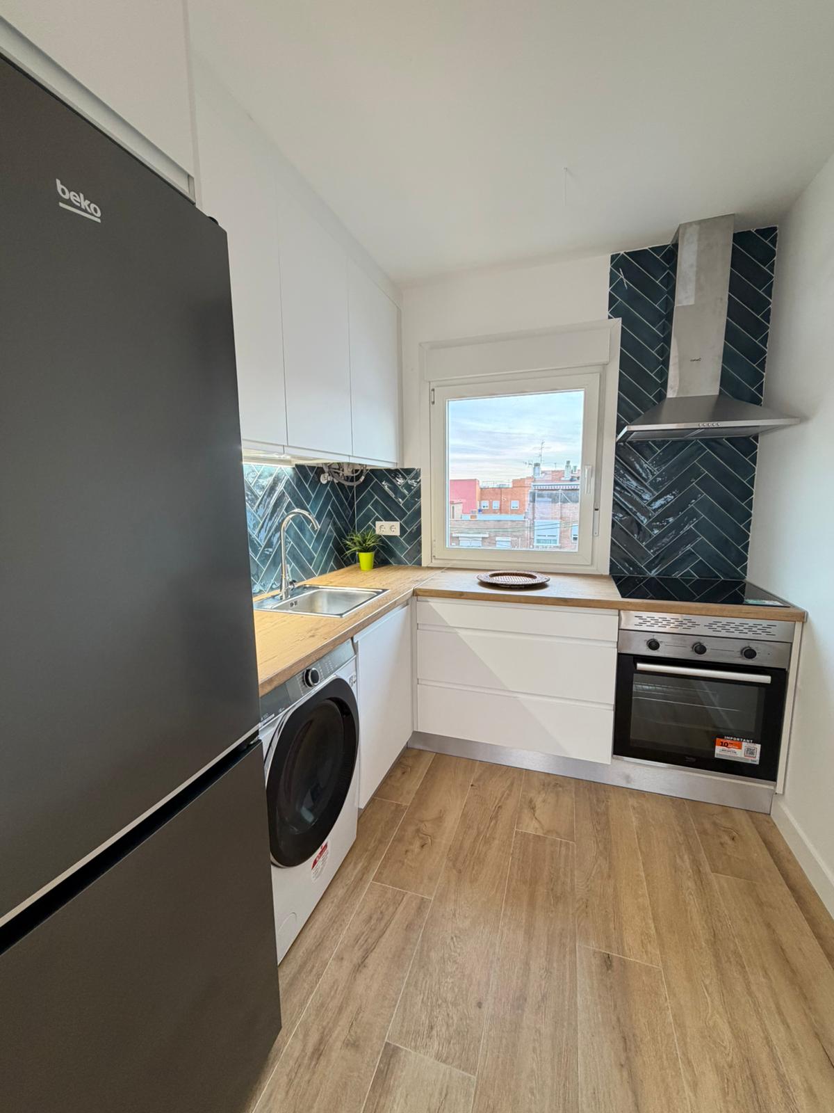 Cocina remodelada con buena entrada de luz y electrodomésticos nuevos