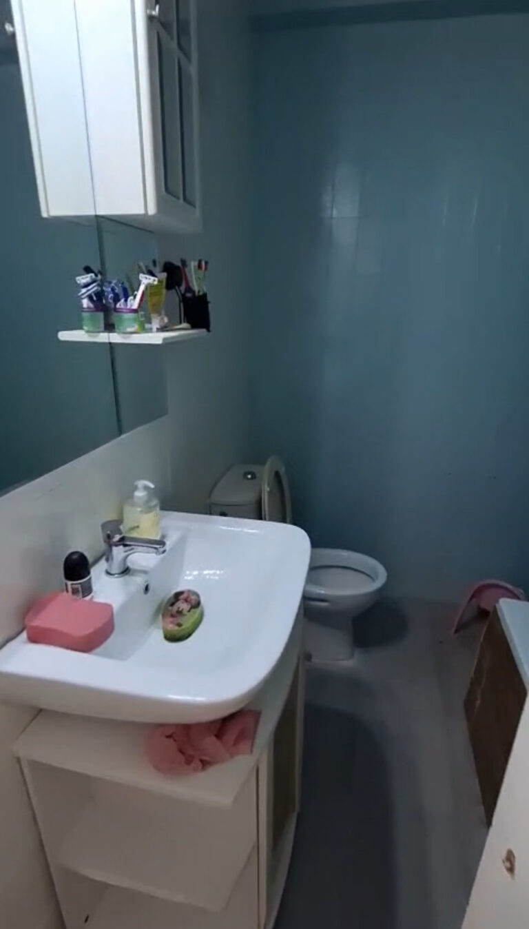 Antes del baño con apariencia y muebles viejos