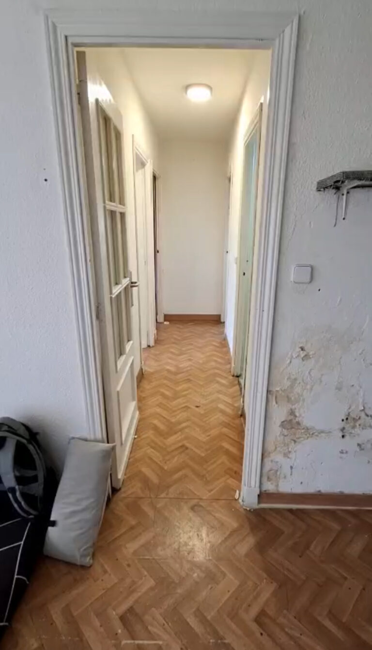 Paredes del antes con pintura raspada de las paredes en mal estado