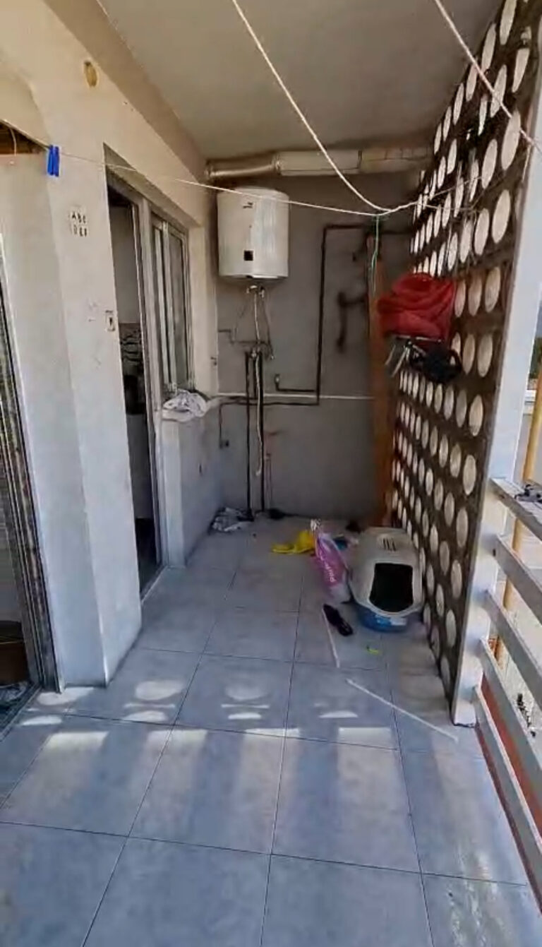 Antes de la terraza cerrada y en estado de abandono