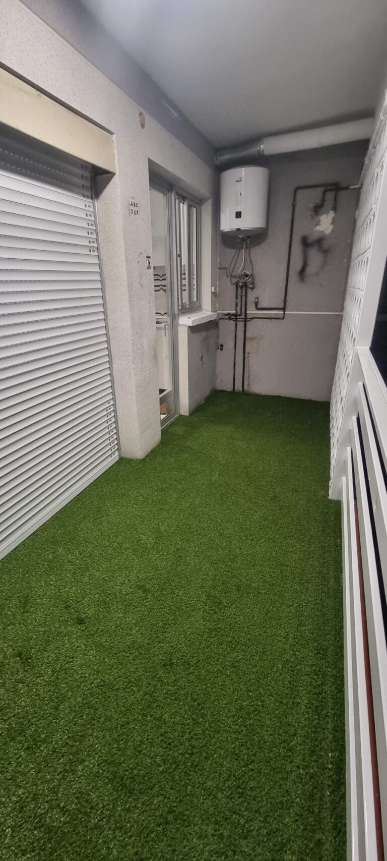 Terraza Duque de Lerma re-condicionada con cesped falso y paredes pintadas