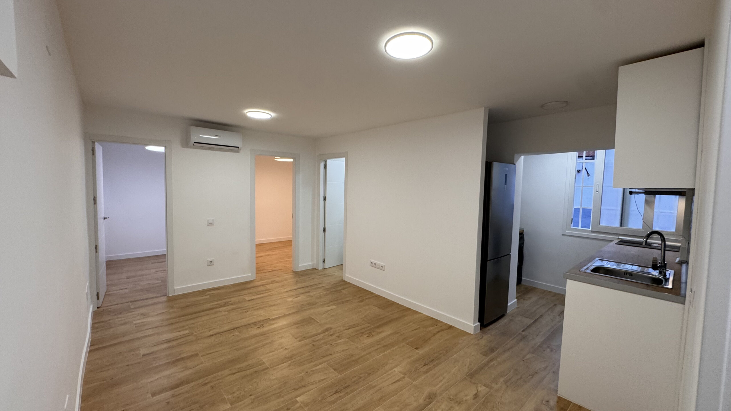 Piso luminoso con cocina conectada a la sala, 3 habitaciones y un baño